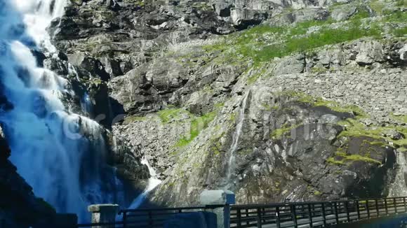 在挪威陡峭的山路上驾驶汽车通过前挡风玻璃观看道路上的时间流逝视频的预览图