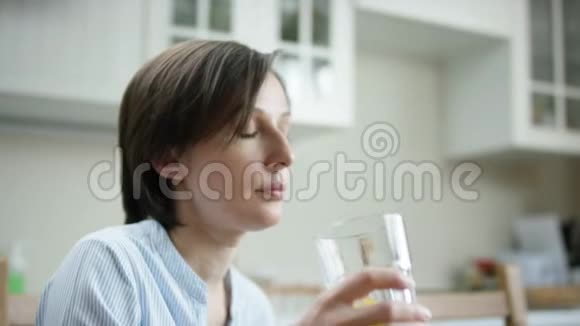 女人在午餐时喝果汁和孩子说话视频的预览图