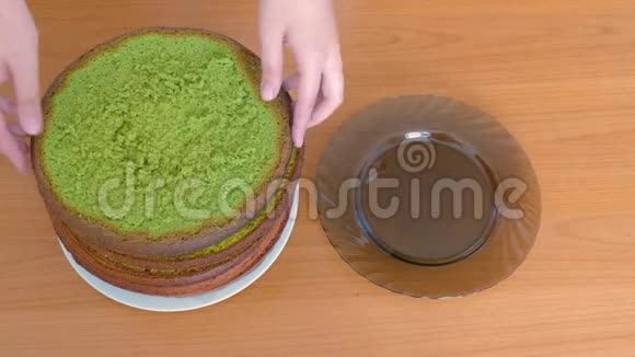 女人手移多色海绵蛋糕视频的预览图