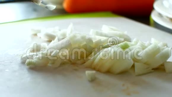 烹饪切洋葱做沙拉或炖菜视频的预览图