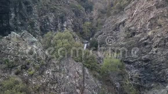 在塞浦路斯山脉上有令人惊叹的千禧瀑布在悬崖上有鸟瞰景观视频的预览图