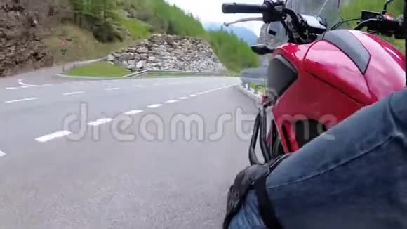 摩托车手沿着隧道中的风景山曲线路行驶侧视POV视频的预览图