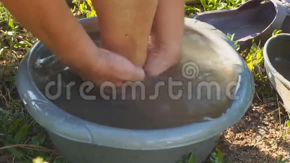 女人洗她的脚视频的预览图