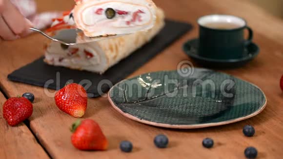 自制麦林果卷蛋糕与蓝莓和草莓视频的预览图