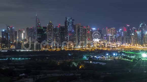 朱美拉湖塔和迪拜码头摩天大楼和高尔夫球场在整个夜晚时间迪拜阿拉伯联合视频的预览图