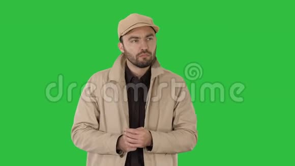 英俊的年轻体贴的男人在绿色屏幕上有一个美妙的想法铬钥匙视频的预览图