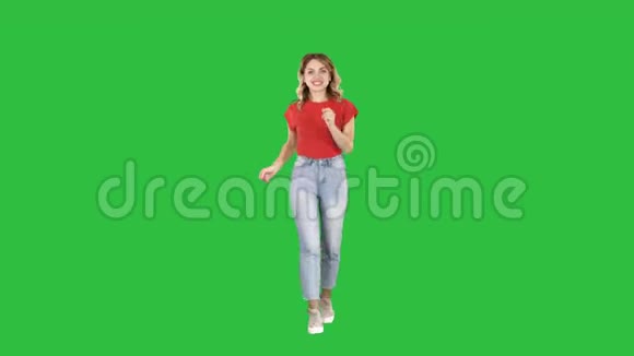 快乐有趣的女人在绿色屏幕上奔跑色度键视频的预览图