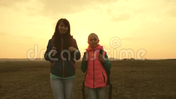 快乐的游客妈妈和女儿带着背包去平原一家人在度假旅行运动家庭概念视频的预览图