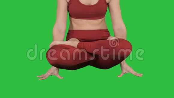 运动迷人的女人练习瑜伽站在鳞片运动托拉萨纳姿势在绿色屏幕上Chroma键视频的预览图