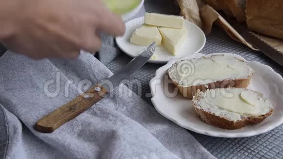 女性手准备健康的自制三明治和奶油奶酪蔬菜和鸡蛋视频的预览图