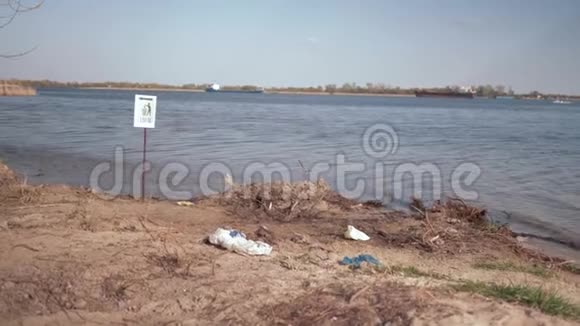 生态夫妇志愿者积极分子清理被污染的河堤从塑料垃圾和垃圾袋收集视频的预览图