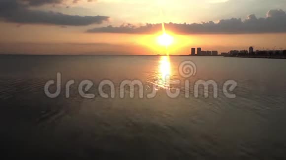 黄灿灿的太阳落在海面上视频的预览图