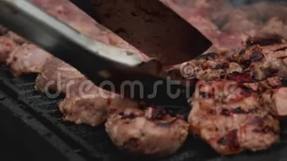 在烧烤烤架上用明火慢慢慢地烤制薯条猪肉牛肉肉食品和餐饮传统视频的预览图