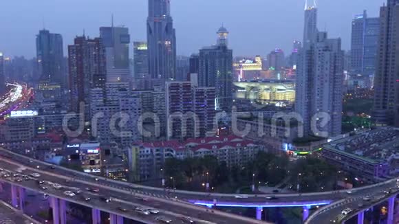 从繁忙的高架道路交叉口和天际线上观看上海视频的预览图