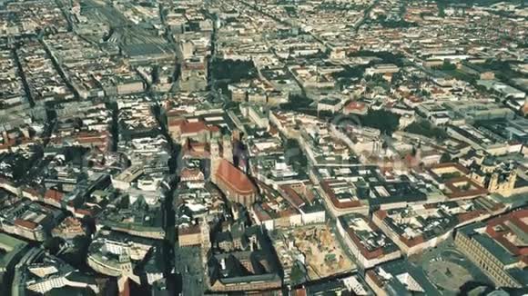 德国首都慕尼黑和人口最多的城市巴伐利亚的空中拍摄视频的预览图