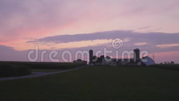 在多雾的夏日早晨在亚米希人的农田上日出天空五彩缤纷视频的预览图