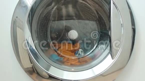 新洗衣机洗彩色衣服视频的预览图