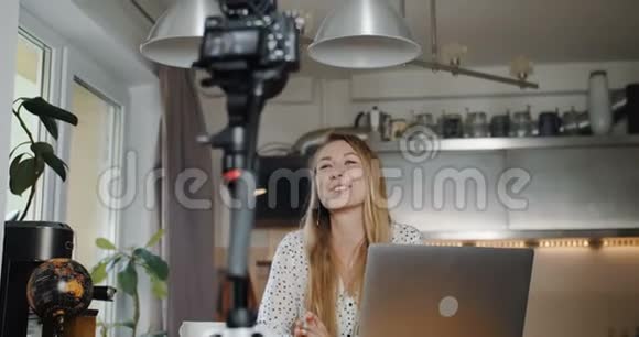 快乐职业年轻白种人时尚博客拍摄新的vlog视频与相机在家厨房慢动作视频的预览图