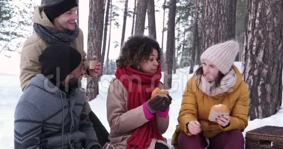 朋友们在雪地森林里讨论和吃外卖视频的预览图