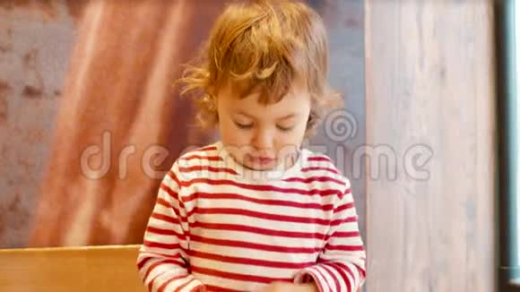有趣的小女孩在玩玩具马视频的预览图