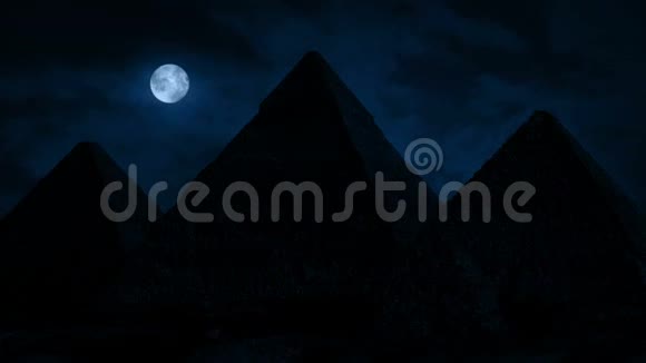 夜晚的金字塔月亮在头顶视频的预览图