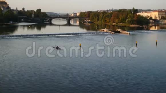 4k布拉格河上桥的美丽景色慢动作视频的预览图