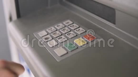 ATM银行男性手输入现金机销号视频的预览图