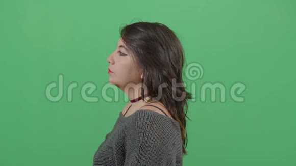 一个女人推着鼻子的侧视视频的预览图