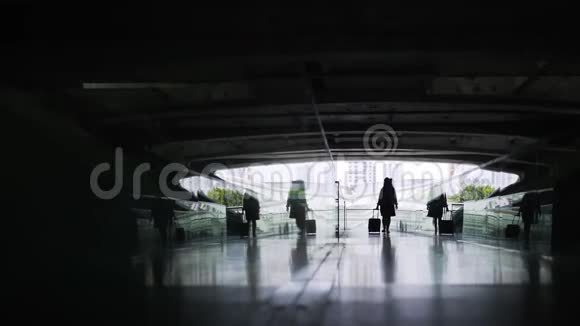 火车站走廊有手提箱的游客视频的预览图