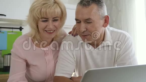 资深妻子在网上购物时给男性养老金领取者提供建议视频的预览图