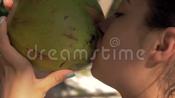 有吸引力的旅游女孩在热带海滩上喝年轻椰子水的肖像旅游概念菲律宾视频的预览图