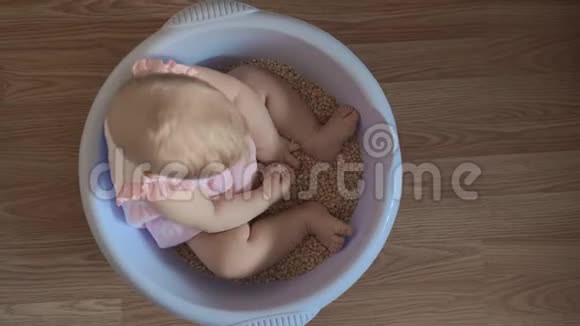 穿蓝色圆浴盆的可爱女婴1视频的预览图