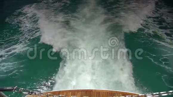 完美游艇绿松石水域甲板背面明亮的近景在螺旋流中变成白色视频的预览图