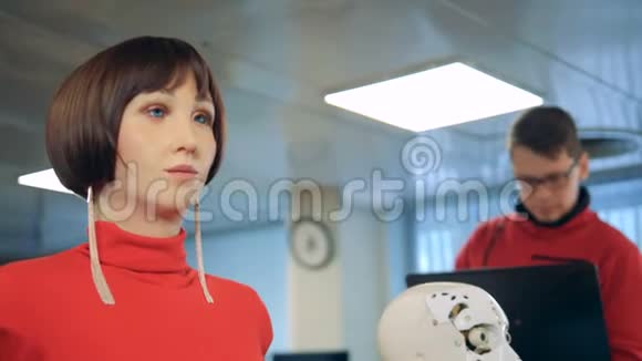 女性人体模特和一名男性工程师用笔记本电脑工作视频的预览图