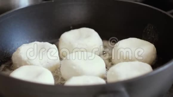 奶酪蛋糕是在一个传统的俄罗斯烤薄煎饼从家庭奶酪与蓝莓视频的预览图