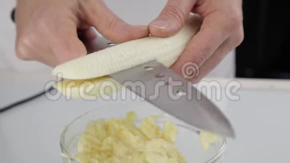 女人用刀切香蕉切香蕉放在高处视频的预览图