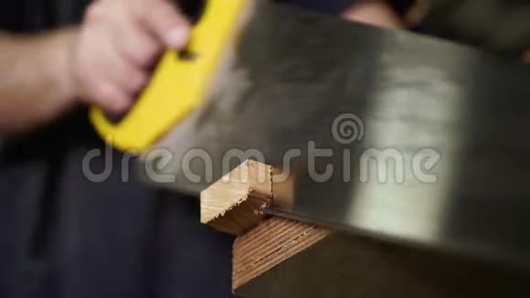 手工理念木工车间砧木锯木板视频的预览图