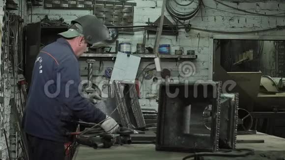 防服用铁匠和头盔焊制铁器视频的预览图