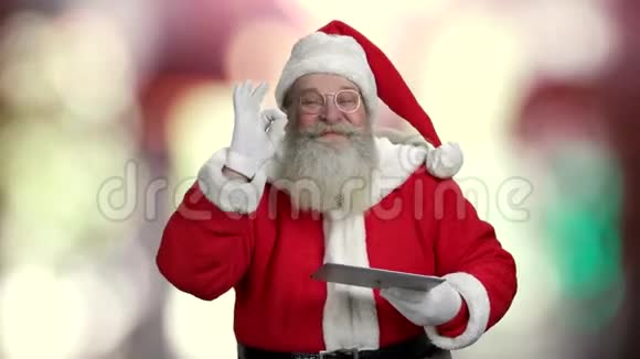 充满欢乐的圣诞老人展示数字平板电脑视频的预览图