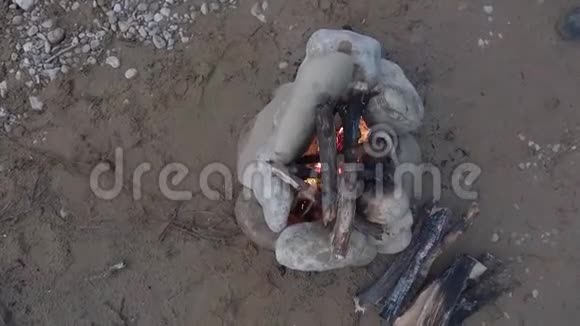 河沙滩上的篝火顶部视图视频的预览图