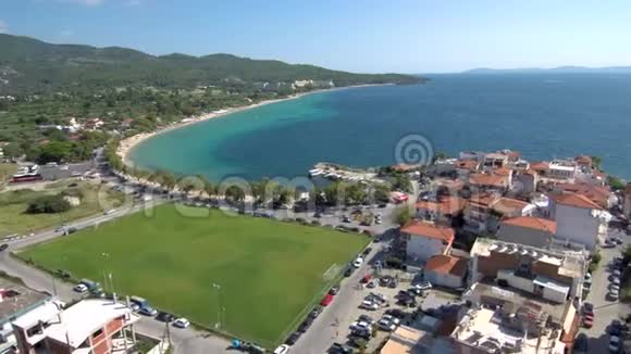 在希腊哈尔基迪基的尼奥斯马马马拉斯旁边的令人叹为观止的海滩上用无人驾驶飞机前进视频的预览图
