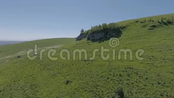 在青山坡上的岩石空中景观视频的预览图