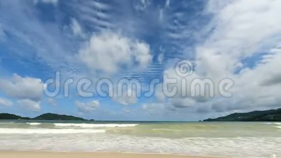 4K蓝天的时间流逝海滩上有云视频的预览图