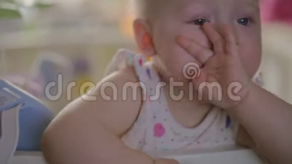 可爱的婴儿床上的可爱的女婴盯着7视频的预览图