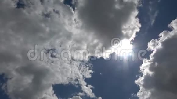 太阳和云从左到右移动太阳在云B后面视频的预览图