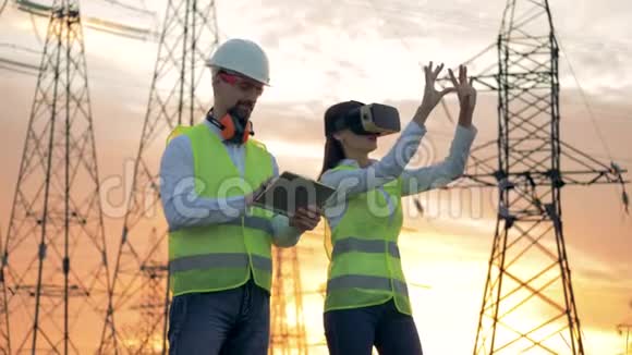 男性工程师在平板电脑上打字而女性则戴着VR眼镜4K视频的预览图