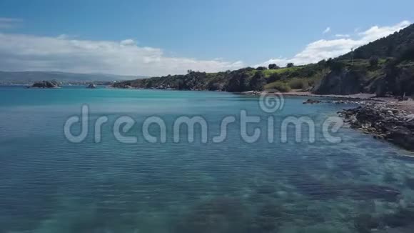 夏天无人机飞过美丽的绿松石海水和风景如画的海岸视频的预览图