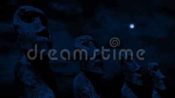 复活节岛头雕像在夜间视频的预览图