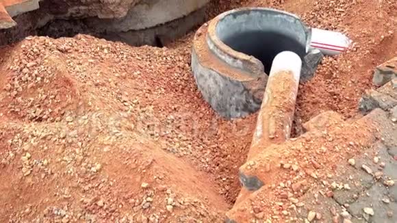 施工人员用铁锹将土倒入坑内视频的预览图