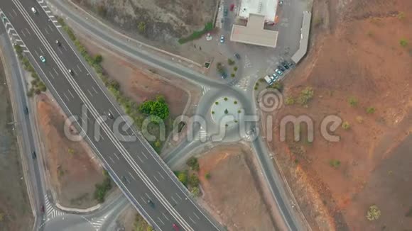 夏季交通路口的空中镜头交通十字路口日景从上方与圆圈路视频的预览图